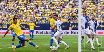 Chust metiendo la pierna en el primer gol / FOTO: Eulogio García