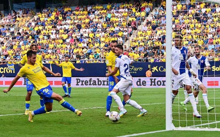 Chust metiendo la pierna en el primer gol / FOTO: Eulogio García