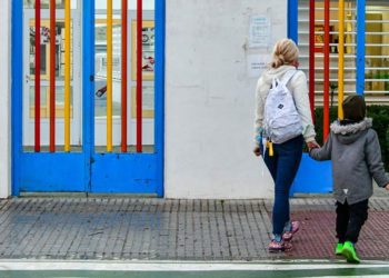 Madre llevando al niño al cole / FOTO: Eulogio García