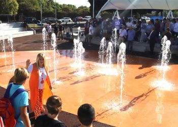 Estrenando la fuente en el centro del auditorio / FOTO: Ayto.