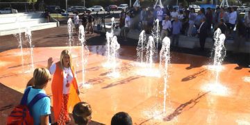 Estrenando la fuente en el centro del auditorio / FOTO: Ayto.