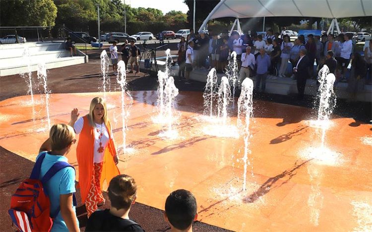 Estrenando la fuente en el centro del auditorio / FOTO: Ayto.