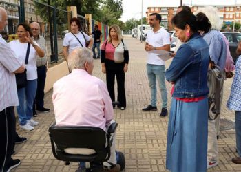 Alcaldesa y concejales charlan con vecinos / FOTO: Ayto.