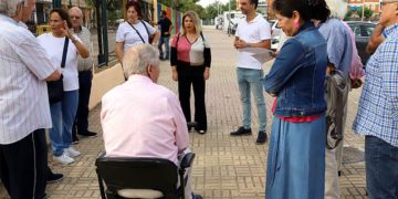 Alcaldesa y concejales charlan con vecinos / FOTO: Ayto.