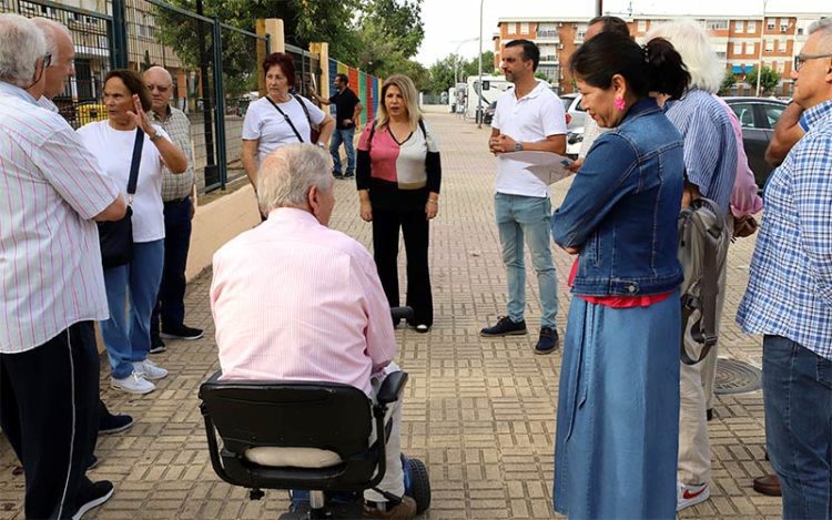 Alcaldesa y concejales charlan con vecinos / FOTO: Ayto.