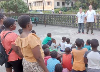 Los sanitarios llevan a charlan con un grupo de niños / FOTO: Junta