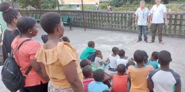 Los sanitarios llevan a charlan con un grupo de niños / FOTO: Junta
