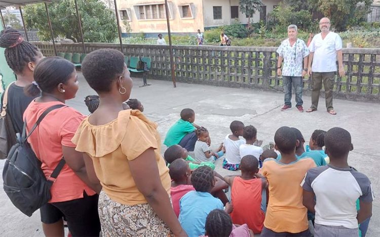 Los sanitarios llevan a charlan con un grupo de niños / FOTO: Junta