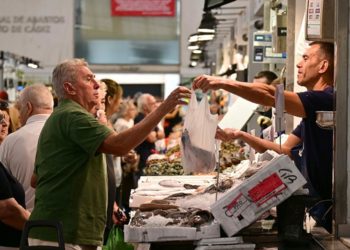 Comprando pescado en la plaza / FOTO: Eulogio García