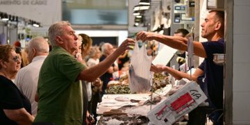 Comprando pescado en la plaza / FOTO: Eulogio García