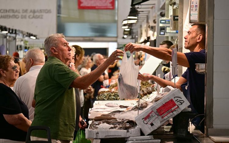 Comprando pescado en la plaza / FOTO: Eulogio García