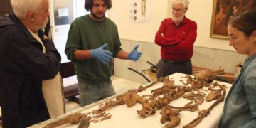 El equipo de investigación explica al familiar sus trabajos / FOTO: Ayto.