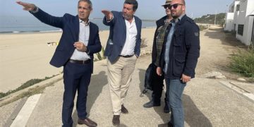 Imaginando cómo será el frente costero con el nuevo sendero / FOTO: Subdelegación