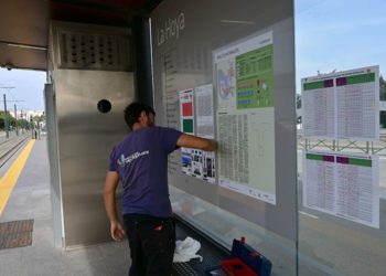 Dando los últimos retoques a una parada en Chiclana / FOTO: Eulogio García