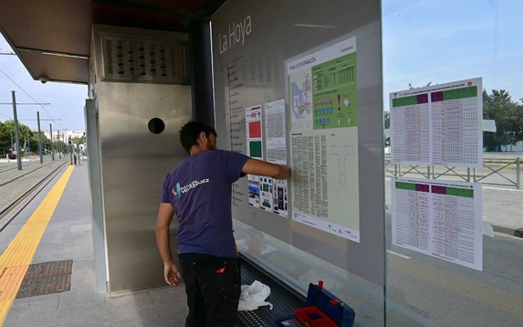 Dando los últimos retoques a una parada en Chiclana / FOTO: Eulogio García