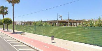 Parcela con los restos de la obra iniciada hace una década