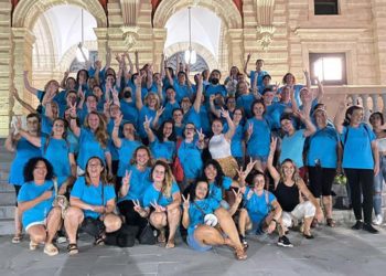 Parte de la plantilla posando en la escalinata del Ayuntamiento / FOTO: UGT