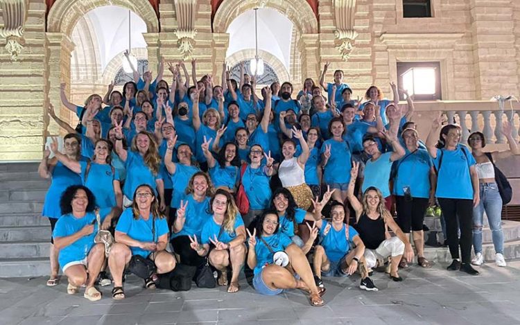 Parte de la plantilla posando en la escalinata del Ayuntamiento / FOTO: UGT