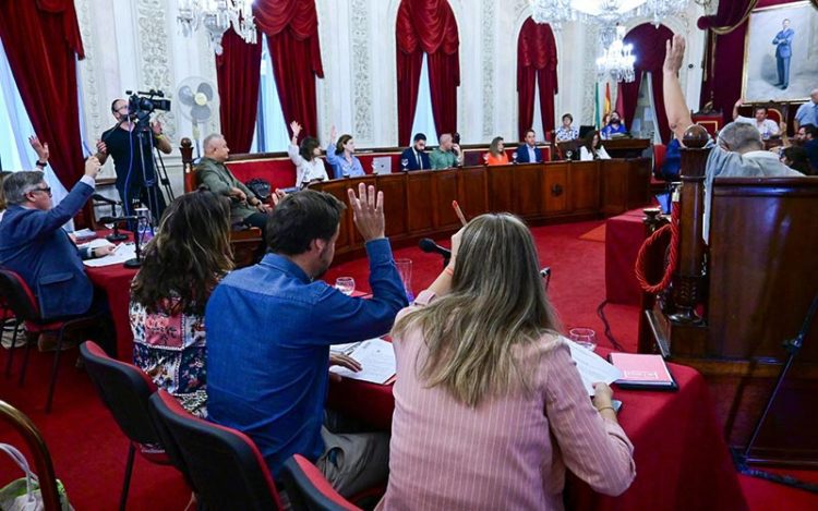 Un momento del pleno, desde la bancada socialista / FOTO: Eulogio García
