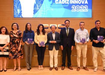 Posado con los galardonados / FOTO: CEC