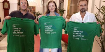 Con las camisetas que se entregarán a los primeros 2.000 inscritos / FOTO: Ayto.