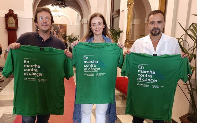 Con las camisetas que se entregarán a los primeros 2.000 inscritos / FOTO: Ayto.