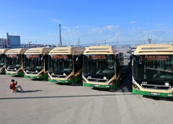 Los seis flamantes vehículos, en Elcano / FOTO: Eulogio García