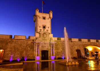 El monumento de las Puertas de Tierra iluminado / FOTO: Eulogio García