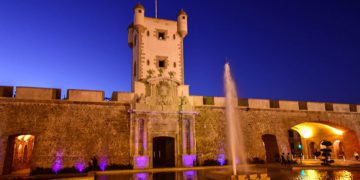 El monumento de las Puertas de Tierra iluminado / FOTO: Eulogio García