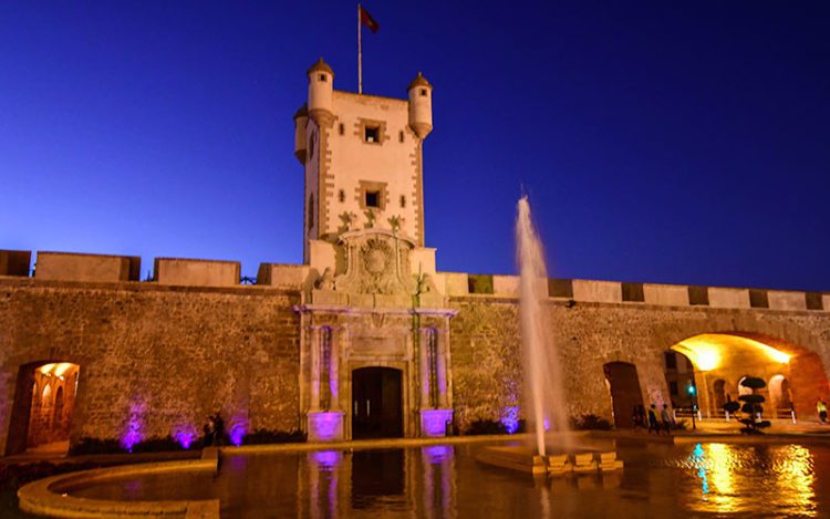 El monumento de las Puertas de Tierra iluminado / FOTO: Eulogio García