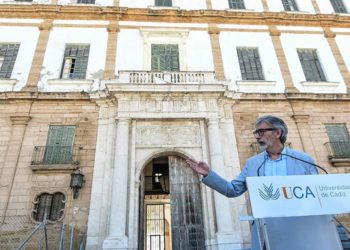 El rector comparecía meses atrás antes de una visita al edificio / FOTO: Eulogio García