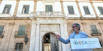 El rector comparecía meses atrás antes de una visita al edificio / FOTO: Eulogio García