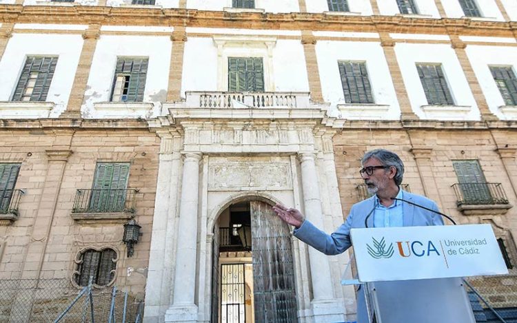 El rector comparecía meses atrás antes de una visita al edificio / FOTO: Eulogio García