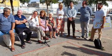 El alcalde trasladando el proyecto a vecinos de la barriada / FOTO: Ayto.