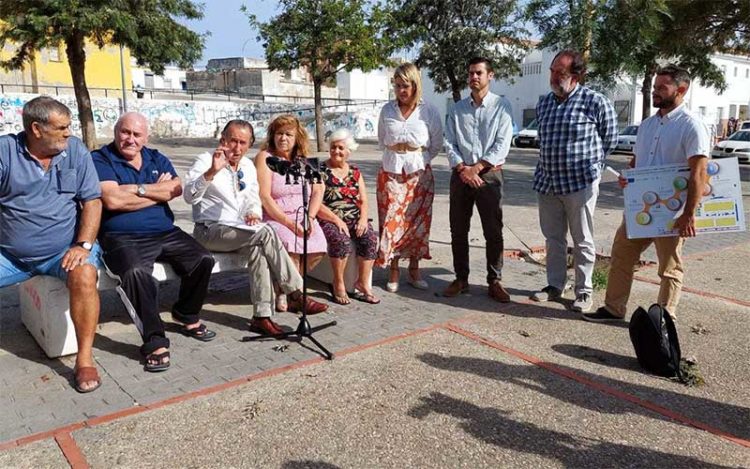 El alcalde trasladando el proyecto a vecinos de la barriada / FOTO: Ayto.