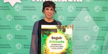 La líder del partido con el cartel de la asamblea nacional / FOTO: Adelante