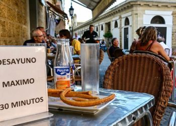 Terraza limitando el uso de las terrazas en verano ante la invasión de turistas / FOTO: Eulogio García