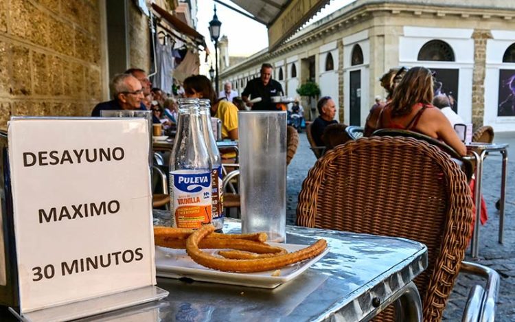 Terraza limitando el uso de las terrazas en verano ante la invasión de turistas / FOTO: Eulogio García