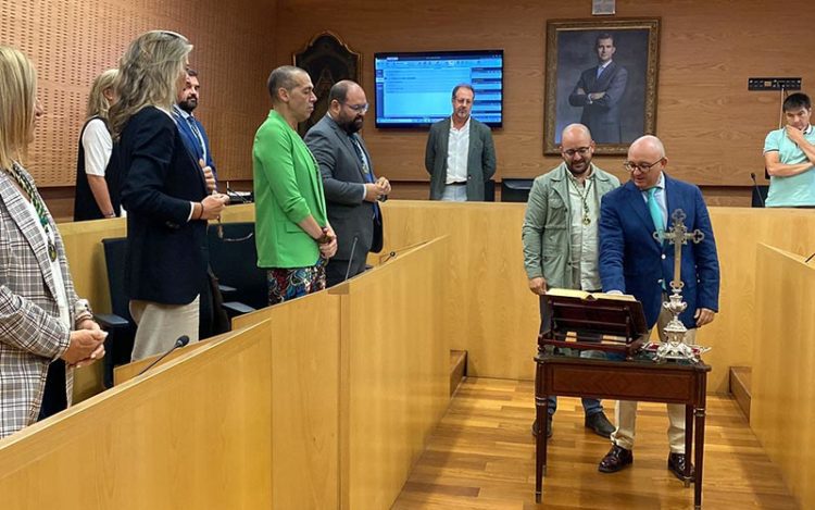 No faltó el crucifijo en la última toma de posesión / FOTO: Ayto.