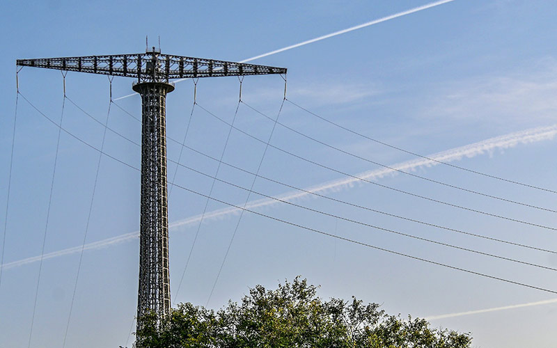 Un mes de complejas labores para reemplazar el cableado de las icónicas torres de la Bahía