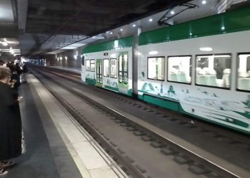 El tranvía en pruebas por una de las estaciones de la capital / FOTO: DBC