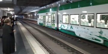 El tranvía en pruebas por una de las estaciones de la capital / FOTO: DBC