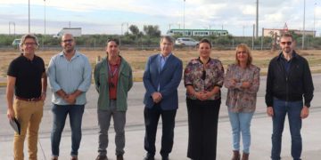 Posando desde el polígono, con el tranvía al otro lado de la CA-33 / FOTO: Ayto.