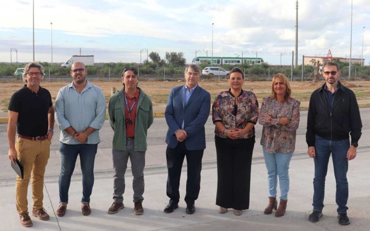 Posando desde el polígono, con el tranvía al otro lado de la CA-33 / FOTO: Ayto.