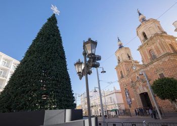 El gran abeto simulado plantado en el centro isleño / FOTO: Ayto.