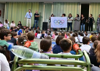 Escenificando el traspaso de la bandera olímpica entre colegios / FOTO: Eulogio García