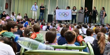 Escenificando el traspaso de la bandera olímpica entre colegios / FOTO: Eulogio García
