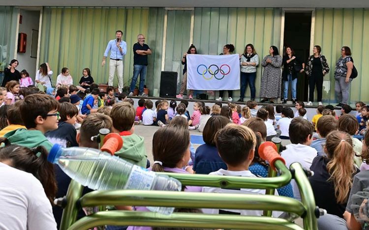 Escenificando el traspaso de la bandera olímpica entre colegios / FOTO: Eulogio García