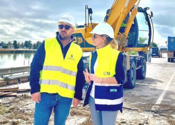 El alcalde con su kit de obra / FOTO: Ayto.