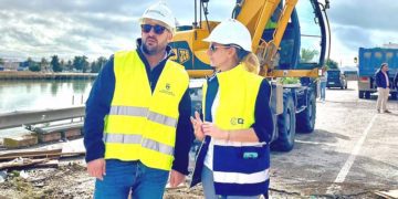 El alcalde con su kit de obra / FOTO: Ayto.
